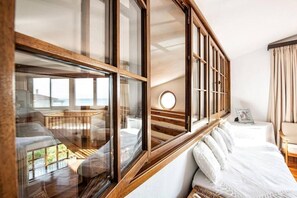 5 bedrooms, iron/ironing board, WiFi, bed sheets