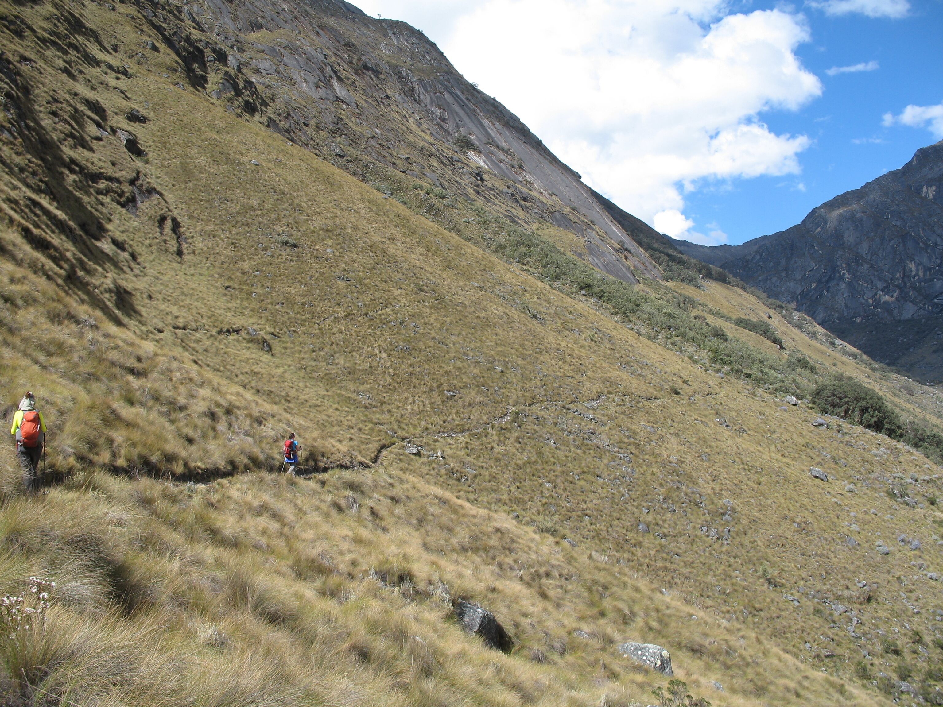 Un paisaje montañoso con excursionistas.