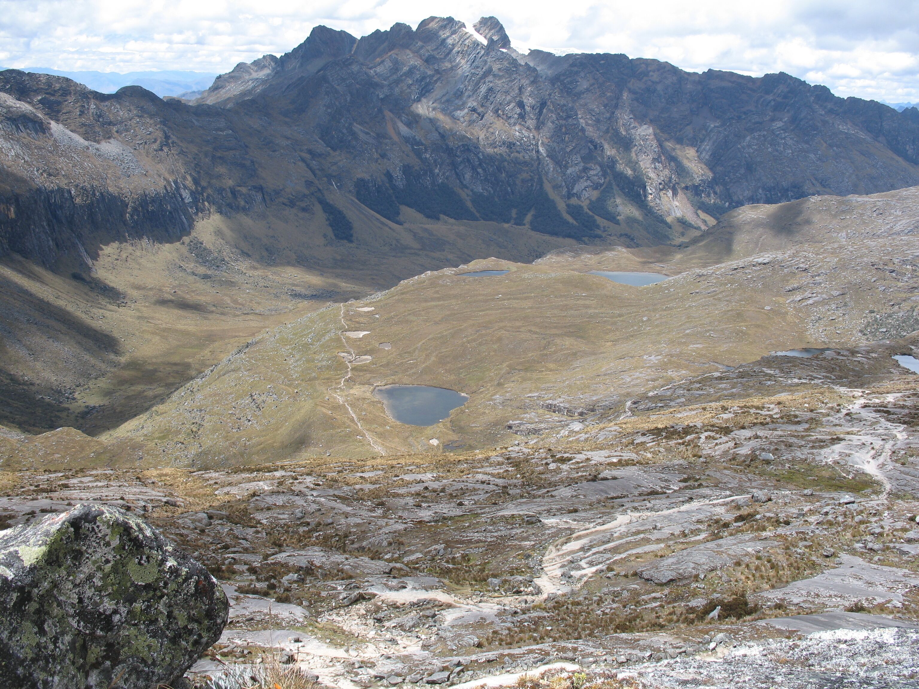 Paisatge de muntanya amb terreny rocos i un cel clar.