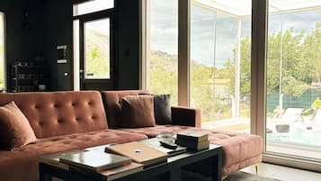 Deluxe-Villa, Poolblick | Wohnbereich