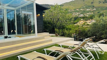 Villa Deluxe - utsikt mot poolen | Värdeförvaringsskåp på rummet och gratis wi-fi