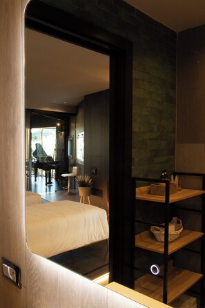 Villa Deluxe, vista piscina | Bagno | Pantofole