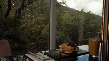 Villa Deluxe - utsikt mot poolen | Vardagsrum