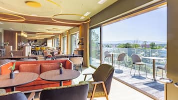 Petit déjeuner et dîner servis sur place, spécialités Cuisine française