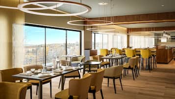 Phục vụ bữa sáng và bữa tối, món Pháp