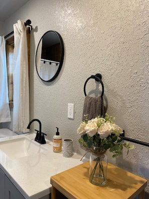Secadora de cabello, bidet, toallas, jabón