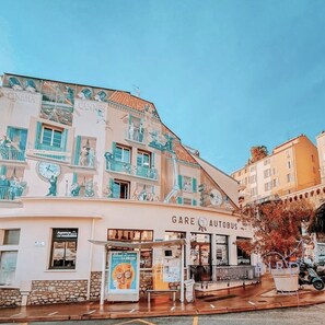 المنشأة من الخارج