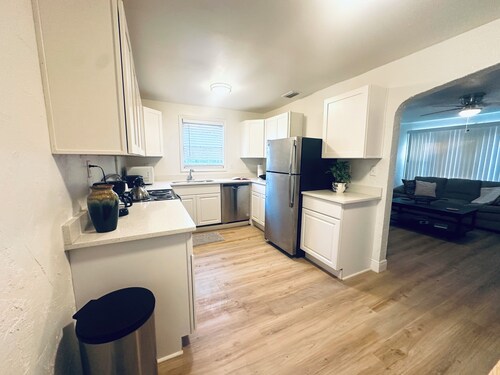 3-bedroom house in beautiful St. Petersburg with WiFi, AC