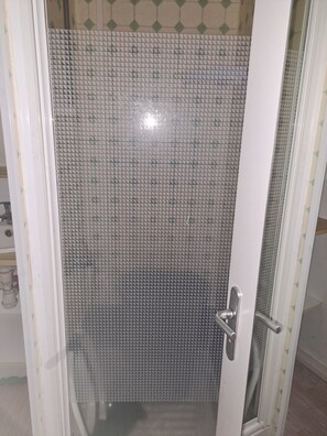 シャワー、トイレットペーパー