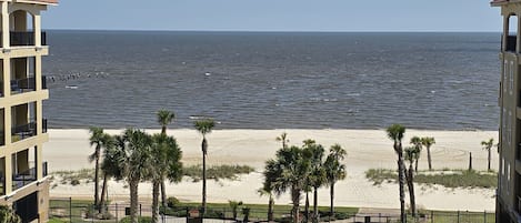 Ubicación a pie de playa, tumbonas y toallas de playa