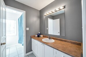 Haartrockner, Bidet, Handtücher, Seife