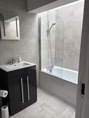 Haartrockner, Handtücher, Seife, Toilettenpapier