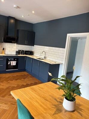 Microwave, oven, stovetop, dishwasher - Cosy flat with sea view (Brighton and Hove)