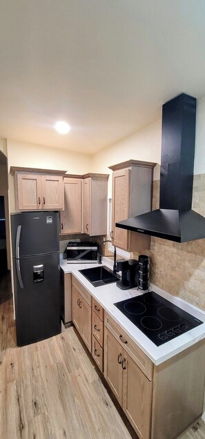 Microwave, stovetop - New Charming 2-bedroom Casita in nice El Centro with WiFi, AC (El Centro)