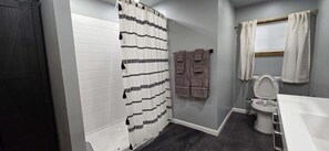 Haartrockner, Bidet, Handtücher, Seife