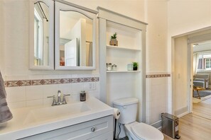 Chuveiro, toalhas de banho