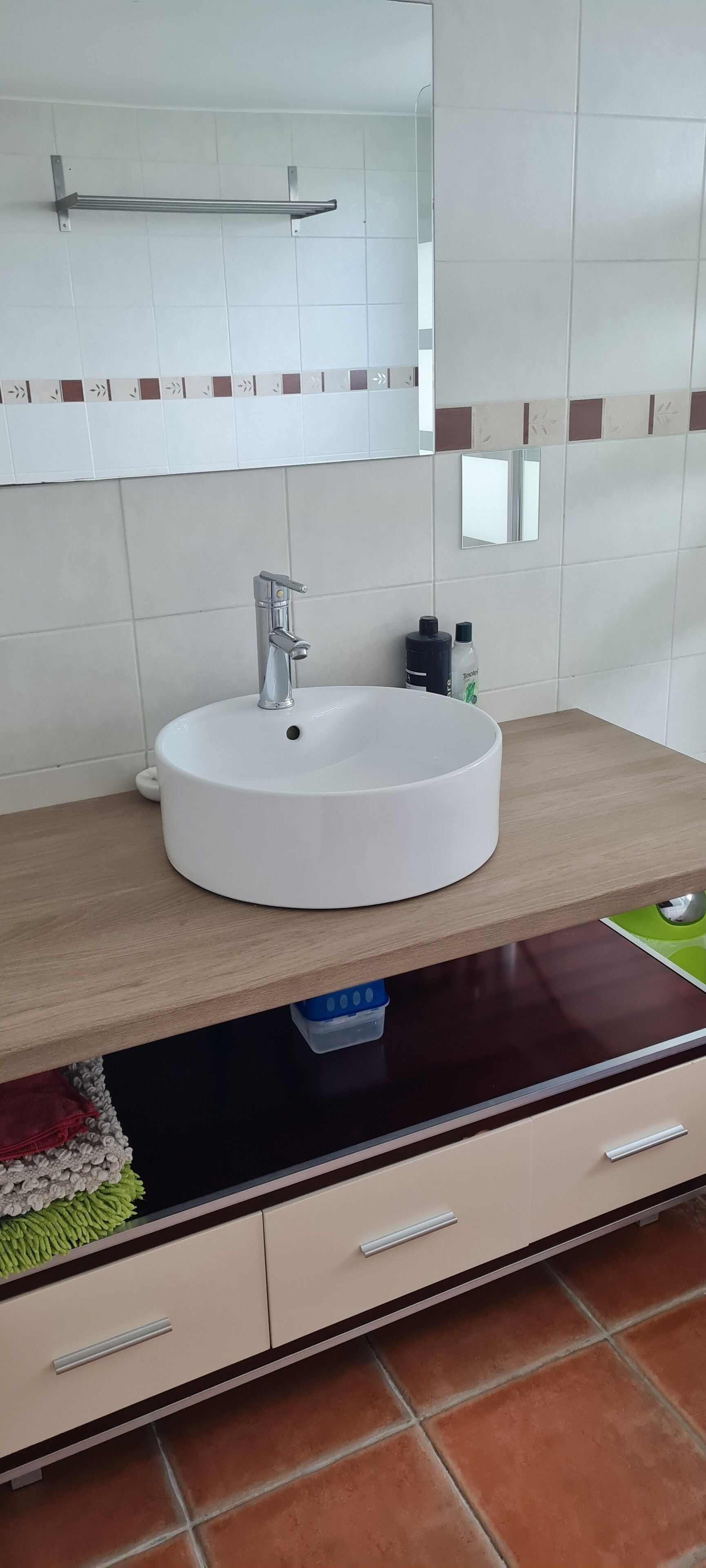 Haartrockner, Handtücher, Seife, Shampoo