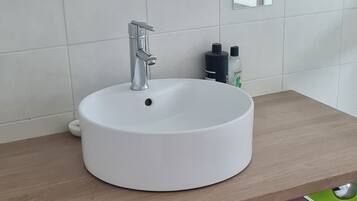 Haartrockner, Handtücher, Seife, Shampoo