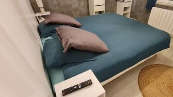 2 bedrooms, iron/ironing board, travel cot, free WiFi