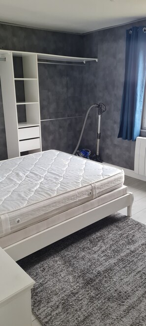 2 bedrooms, iron/ironing board, travel cot, free WiFi
