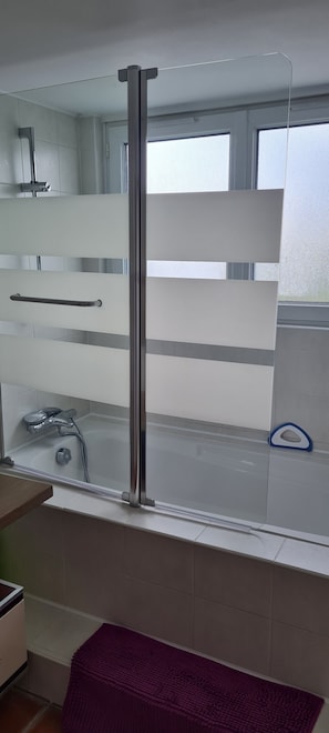 Douche, sèche-cheveux, serviettes fournies, savon