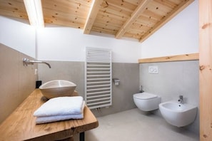 Douche, sèche-cheveux, bidet, serviettes fournies