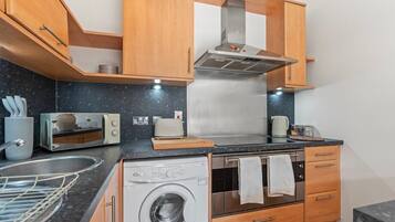 Fridge, microwave, oven, coffee/tea maker