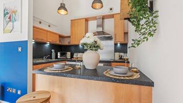 Een koelkast, een magnetron, een oven, een koffiezetapparaat/waterkoker