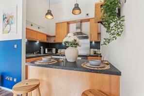 Fridge, microwave, oven, coffee/tea maker