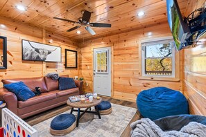 Comfort Cabin, Mountain View | Living area