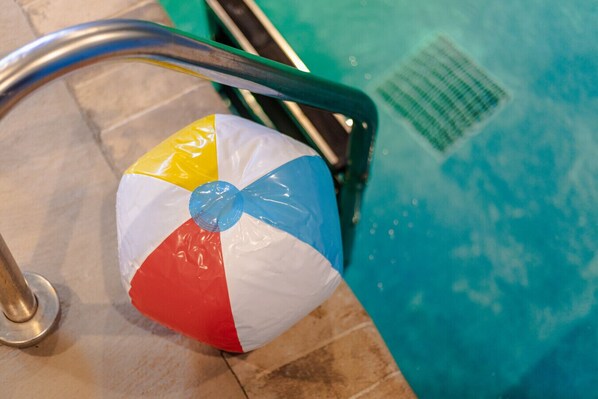 Una pelota de playa cerca de la piscina.
