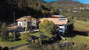 Zona residencial con casas rodeadas de vegetación y colinas.