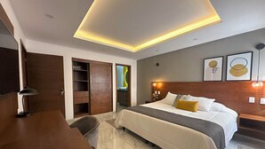 Une chambre d’hôtel moderne équipée d’un lit, d’un bureau et d’une armoire.