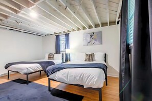 Tabla de planchar con plancha, wifi gratis y ropa de cama 
