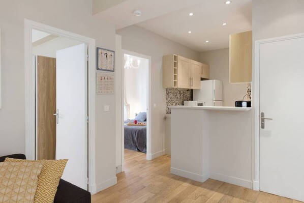 Un apartamento moderno con cocina, comedor y un dormitorio.