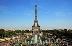 The Eiffel Tower with a large fountain in the foreground. - Loft Saint Germain - Bon March (Paris)
