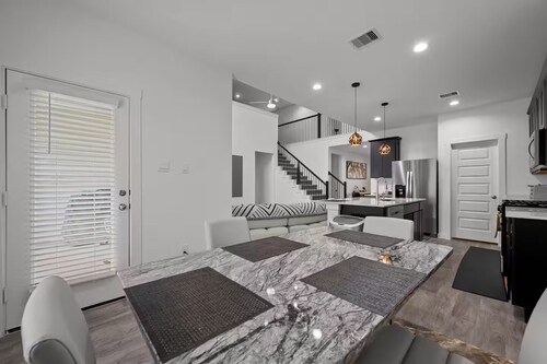 Luxury Modern & Spacious Retreat