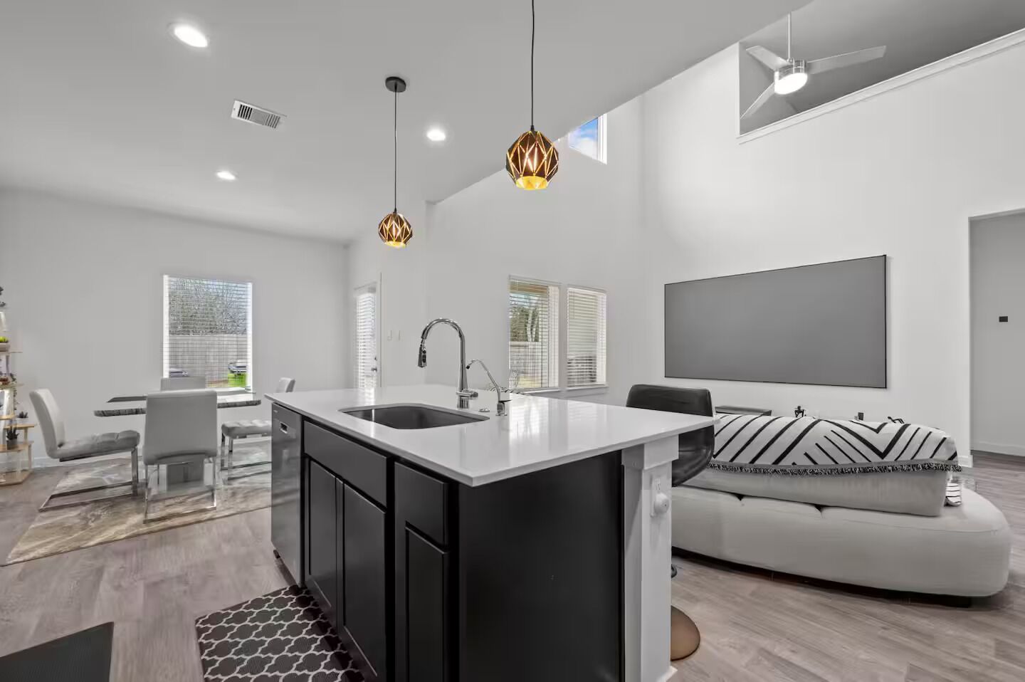 Luxury Modern & Spacious Retreat - Richmond, TX