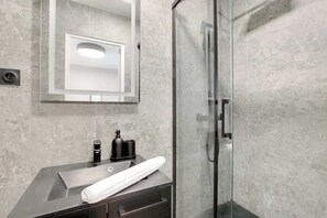 Dusche, Haartrockner, Shampoo