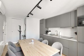 Fridge, microwave, stovetop, dishwasher