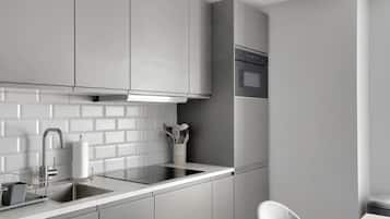 Een koelkast, een microgolfoven, een kookplaat, een vaatwasser