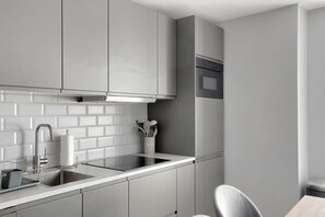 Réfrigérateur, micro-ondes, plaque de cuisson, lave-vaisselle