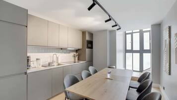 Een koelkast, een microgolfoven, een kookplaat, een vaatwasser