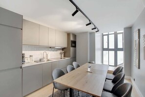 Geladeira, micro-ondas, cooktop, lava-louças