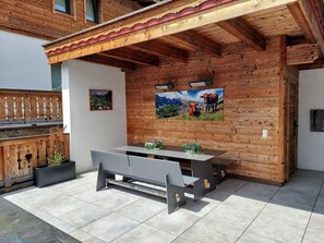 Chalet | Outdoor dining - Chalet in Neukirchen Near Ski Arena Wildkogel (Neukirchen am Grossvenediger)