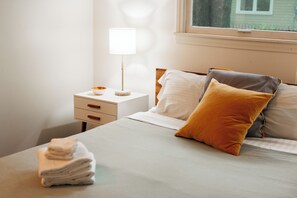 4 bedrooms, desk, free WiFi, bed sheets
