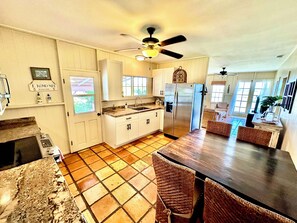 ثلاجة، ميكروويف، فرن، موقد طهي مسطح