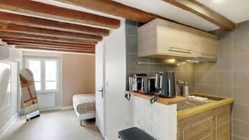 Réfrigérateur, plaque de cuisson, cafetiÚre/bouilloire, grille-pain