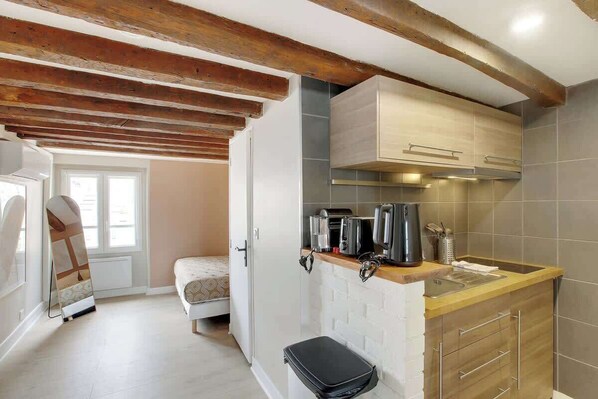 Fridge, stovetop, coffee/tea maker, toaster