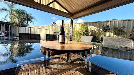Outdoor dining. South Bunbury Retreat – Family Comfort by the Beach & Wildlife Park
